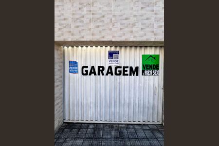 Casa à venda com 380m², 3 quartos e 3 vagas Casa à venda com 380m², 3 quartos e 3 vagasFachada