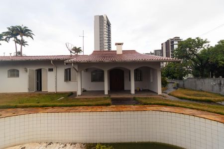 Casa à venda com 695m², 3 quartos e 7 vagasQuintal