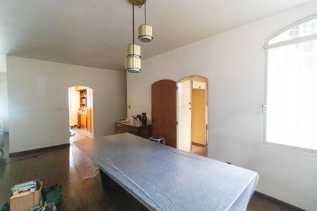 Casa à venda com 695m², 3 quartos e 7 vagasSala