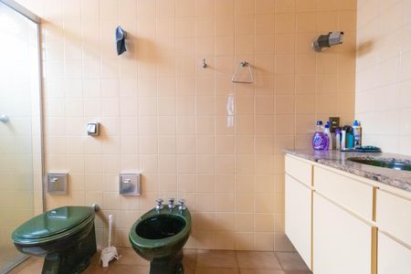 Casa à venda com 695m², 3 quartos e 7 vagasBanheiro da Suíte 02