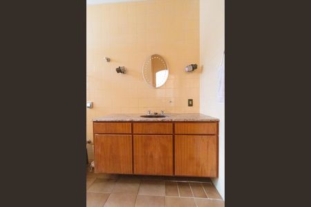 Casa à venda com 695m², 3 quartos e 7 vagasBanheiro da Suíte 01