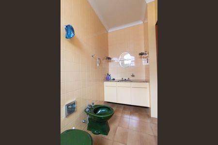 Casa à venda com 695m², 3 quartos e 7 vagasBanheiro da Suíte 02