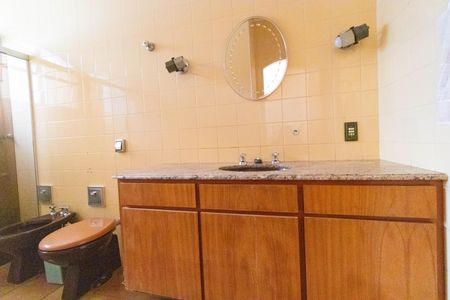 Casa à venda com 695m², 3 quartos e 7 vagasBanheiro da Suíte 01