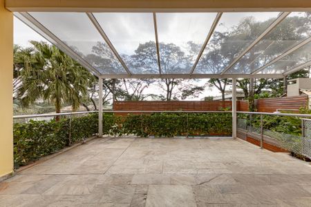 Casa de condomínio à venda com 754m², 4 quartos e 6 vagas Casa de condomínio à venda com 754m², 4 quartos e 6 vagasÁrea Externa