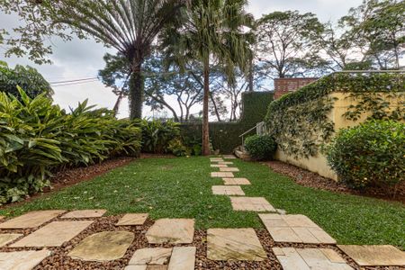 Casa de condomínio à venda com 754m², 4 quartos e 6 vagas Casa de condomínio à venda com 754m², 4 quartos e 6 vagasÁrea Externa