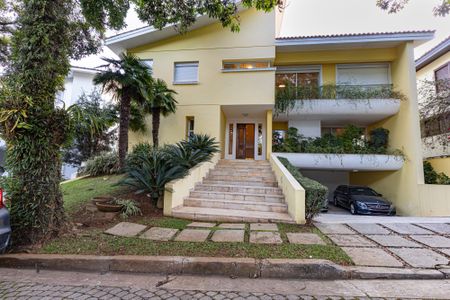 Casa de condomínio à venda com 754m², 4 quartos e 6 vagas Casa de condomínio à venda com 754m², 4 quartos e 6 vagasFachada