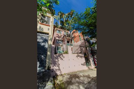 Casa à venda com 216m², 2 quartos e 2 vagas Casa à venda com 216m², 2 quartos e 2 vagasFachada