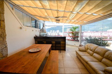 Apartamento à venda com 180m², 3 quartos e 2 vagas Apartamento à venda com 180m², 3 quartos e 2 vagasTerraço