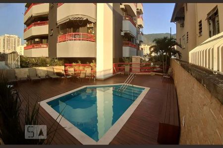 Apartamento à venda com 180m², 3 quartos e 2 vagas Apartamento à venda com 180m², 3 quartos e 2 vagasÁrea comum - Piscina