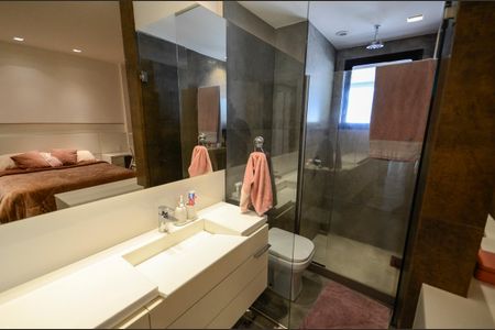 Apartamento à venda com 180m², 3 quartos e 2 vagas Apartamento à venda com 180m², 3 quartos e 2 vagasBanheiro da Suíte