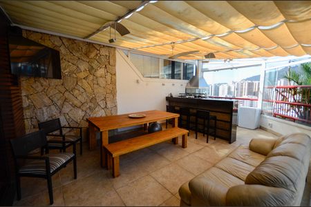 Apartamento à venda com 180m², 3 quartos e 2 vagas Apartamento à venda com 180m², 3 quartos e 2 vagasTerraço