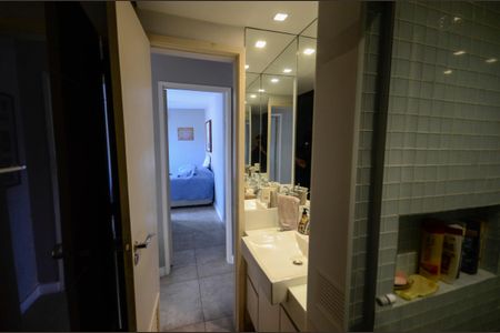 Apartamento à venda com 180m², 3 quartos e 2 vagas Apartamento à venda com 180m², 3 quartos e 2 vagasBanheiro 2