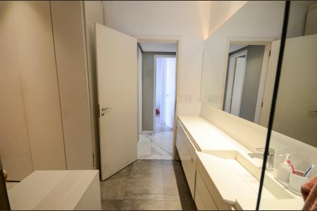 Apartamento à venda com 180m², 3 quartos e 2 vagas Apartamento à venda com 180m², 3 quartos e 2 vagasBanheiro da Suíte