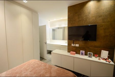 Apartamento à venda com 180m², 3 quartos e 2 vagas Apartamento à venda com 180m², 3 quartos e 2 vagasSuíte