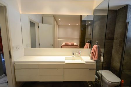 Apartamento à venda com 180m², 3 quartos e 2 vagas Apartamento à venda com 180m², 3 quartos e 2 vagasBanheiro da Suíte