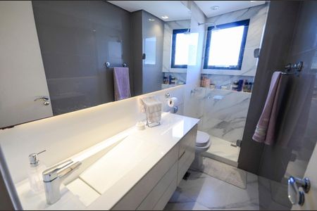 Apartamento à venda com 180m², 3 quartos e 2 vagas Apartamento à venda com 180m², 3 quartos e 2 vagasBanheiro 1