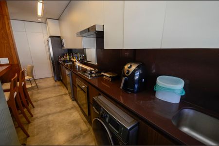 Apartamento à venda com 180m², 3 quartos e 2 vagas Apartamento à venda com 180m², 3 quartos e 2 vagasÁrea de Serviço