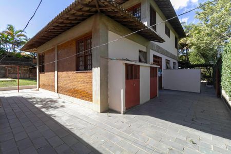 Casa à venda com 2000m², 7 quartos e 8 vagas Casa à venda com 2000m², 7 quartos e 8 vagasQuintal