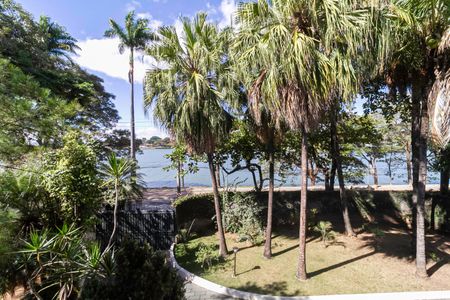 Casa à venda com 2000m², 7 quartos e 8 vagas Casa à venda com 2000m², 7 quartos e 8 vagasVaranda da suíte 3 - Vista