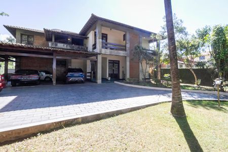 Casa à venda com 2000m², 7 quartos e 8 vagas Casa à venda com 2000m², 7 quartos e 8 vagasFachada