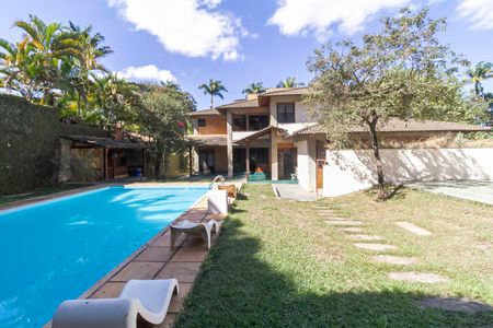 Casa à venda com 2000m², 7 quartos e 8 vagas Casa à venda com 2000m², 7 quartos e 8 vagasQuintal