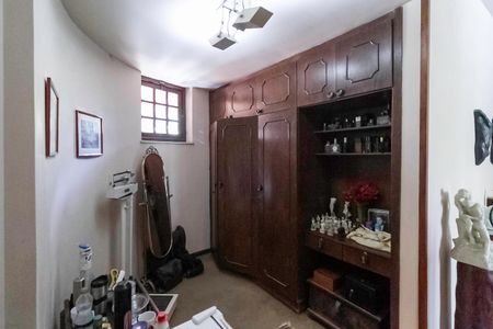 Casa à venda com 2000m², 7 quartos e 8 vagas Casa à venda com 2000m², 7 quartos e 8 vagasCloset da suíte 2