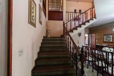 Casa à venda com 2000m², 7 quartos e 8 vagas Casa à venda com 2000m², 7 quartos e 8 vagasEscada