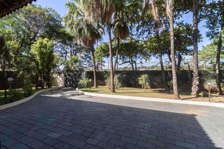 Casa à venda com 2000m², 7 quartos e 8 vagas Casa à venda com 2000m², 7 quartos e 8 vagasEntrada