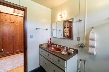 Casa à venda com 2000m², 7 quartos e 8 vagas Casa à venda com 2000m², 7 quartos e 8 vagasBanheiro social