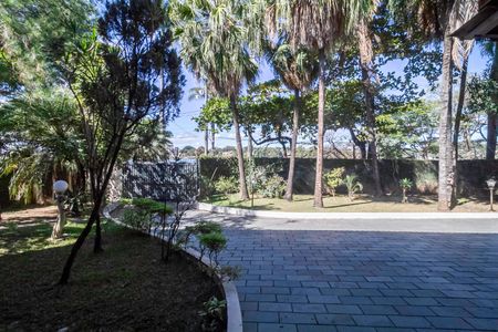 Casa à venda com 2000m², 7 quartos e 8 vagas Casa à venda com 2000m², 7 quartos e 8 vagasFachada