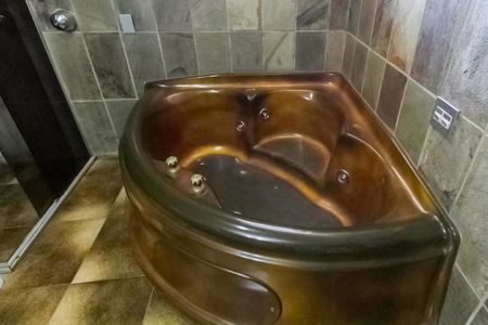 Casa à venda com 2000m², 7 quartos e 8 vagas Casa à venda com 2000m², 7 quartos e 8 vagasBanheiro da suíte 2