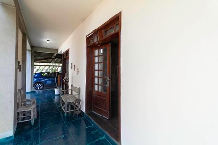 Casa à venda com 2000m², 7 quartos e 8 vagas Casa à venda com 2000m², 7 quartos e 8 vagasEntrada