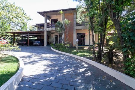 Casa à venda com 2000m², 7 quartos e 8 vagas Casa à venda com 2000m², 7 quartos e 8 vagasFachada