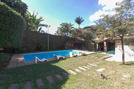 Casa à venda com 2000m², 7 quartos e 8 vagas Casa à venda com 2000m², 7 quartos e 8 vagasQuintal