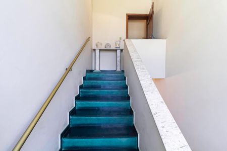 Casa à venda com 2000m², 7 quartos e 8 vagas Casa à venda com 2000m², 7 quartos e 8 vagasEscada