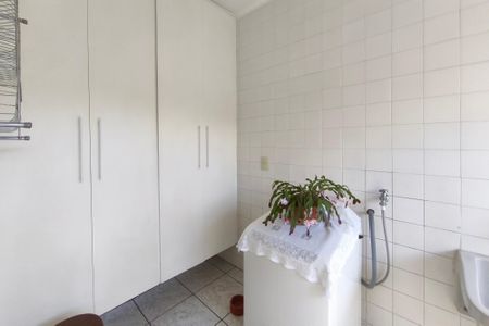 Casa à venda com 279m², 3 quartos e 5 vagas Casa à venda com 279m², 3 quartos e 5 vagasÁrea de Serviço