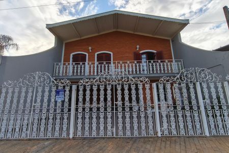 Casa à venda com 279m², 3 quartos e 5 vagas Casa à venda com 279m², 3 quartos e 5 vagasFachada