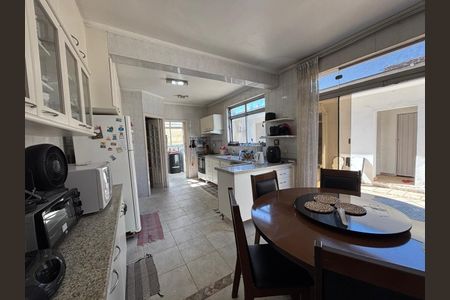 Casa à venda com 316m², 6 quartos e 3 vagasFoto 11