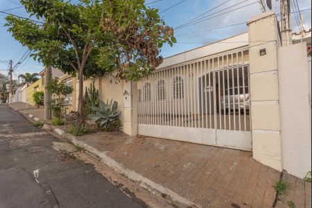 Casa à venda com 225m², 3 quartos e 3 vagas Casa à venda com 225m², 3 quartos e 3 vagasFachada