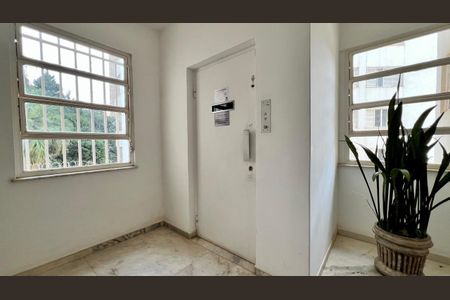 Apartamento à venda com 185m², 4 quartos e 2 vagas Apartamento à venda com 185m², 4 quartos e 2 vagasHall de entrada