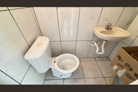 Casa à venda com 210m², 4 quartos e 2 vagas Casa à venda com 210m², 4 quartos e 2 vagasBanheiro Quintal
