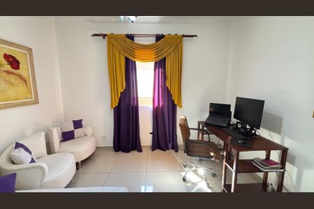Casa à venda com 210m², 4 quartos e 2 vagas Casa à venda com 210m², 4 quartos e 2 vagasEscritório