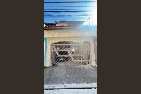 Casa à venda com 210m², 4 quartos e 2 vagas Casa à venda com 210m², 4 quartos e 2 vagasFachada