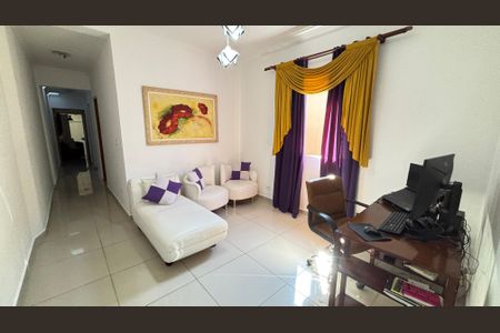 Casa à venda com 210m², 4 quartos e 2 vagas Casa à venda com 210m², 4 quartos e 2 vagasEscritório
