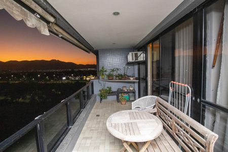 Apartamento à venda com 145m², 4 quartos e 2 vagas Apartamento à venda com 145m², 4 quartos e 2 vagasVaranda