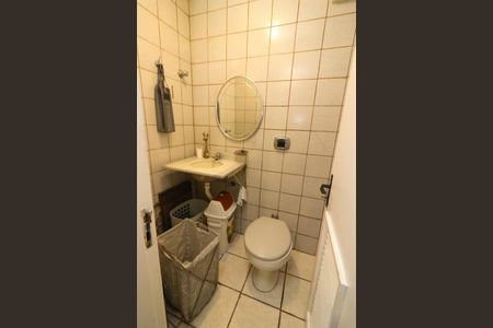 Casa de condomínio à venda com 238m², 3 quartos e 2 vagasBanheiro de serviço