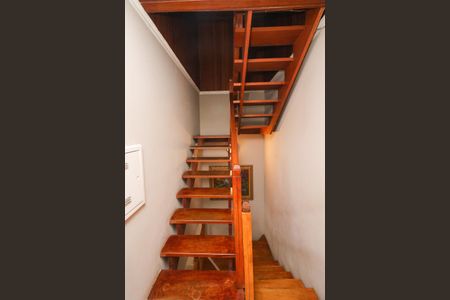 Casa de condomínio à venda com 238m², 3 quartos e 2 vagasEscada pro Sótão