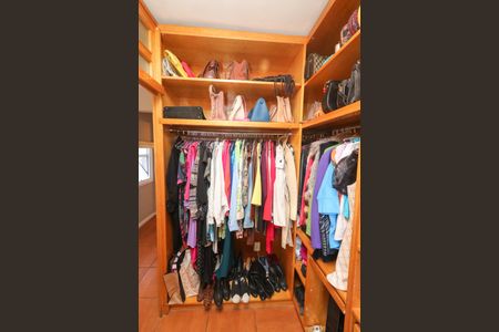 Casa de condomínio à venda com 238m², 3 quartos e 2 vagasCloset da suíte