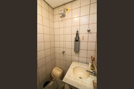 Casa de condomínio à venda com 238m², 3 quartos e 2 vagasBanheiro de serviço