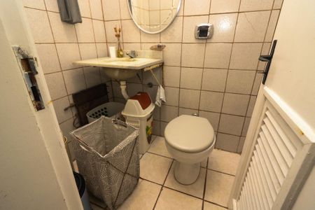 Casa de condomínio à venda com 238m², 3 quartos e 2 vagasBanheiro de serviço